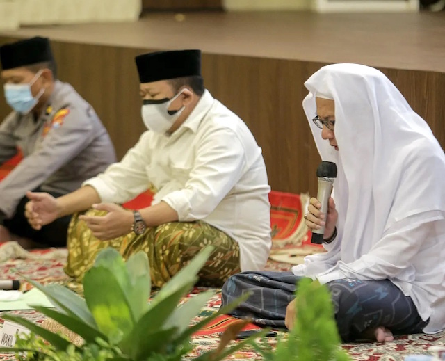 Khusyu dalam Doa Bersama "Jember Berdoa, Jember Sehat, Jember Bangkit" di Pendopo Wahyawibawagraha